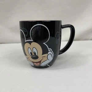 Taza de café con ropa suelta retrato Mickey Mouse de los parques de Disney 14 oz - Imagen 1 de 7