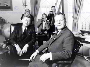 B&W HISTORY JFK KENNEDY MAYOR WILLY BRANDT BERLIN NEW ART PRINT POSTER CC5185 - Bild 1 von 2