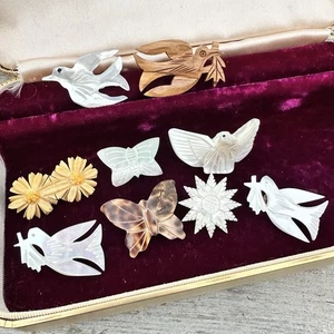 Geschnitzte MOP & Holz Brosche Lot 9 Stck. Vintage Vogel & Blume Schmetterling Muschel Taube - Bild 1 von 6