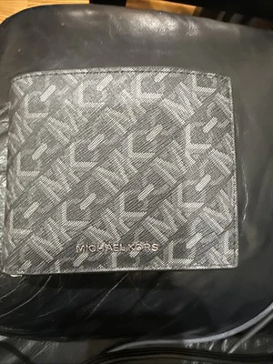 Billetera Hudson Michael Kors MK de $198 para hombre con estuche billetera, patrón único Foto 1 de 4