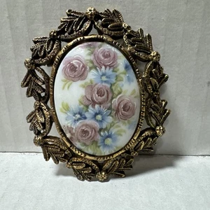 Broche de rosas de repollo pintado a mano de porcelana - Imagen 1 de 4