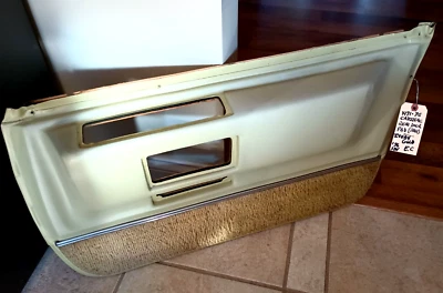 Cadillac Fleetwood 1971-76 sedán Deville marfil panel de puerta inferior trasera reposabrazos Foto 1 de 4