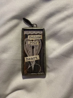 "Colgante Jewel Kade FOLLOW YOUR HEART Dos Caras PLATA BRILLO CORAZÓN 2""x1""" Foto 1 de 2