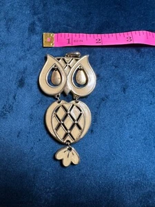 Ciondolo gufo articolato vintage anni 70 smalto pesca con tono oro e catena bianca - Foto 1 di 7