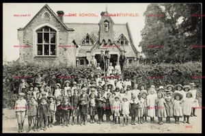 Postal antigua WATTISFIELD The School Suffolk grupo grande niños - Imagen 1 de 2