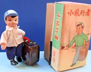 TINPLATE SUPERBA SCATOLA ANNI 60 OROLOGIO GIOVANE VIAGGIATORE MADE IN CHINA MS823 SENZA CHIAVE - Foto 1 di 8