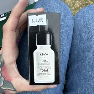 NYX Professional Make-up Total Control Drop Foundation #TCDF03 Porzellan 0,43 Unzen - Bild 1 von 4