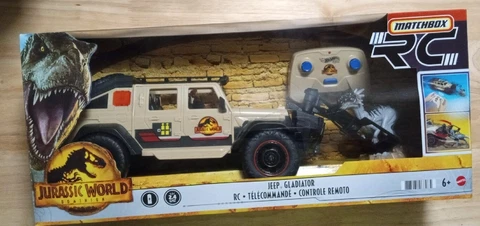 Matchbox RC Jurassic World Dominion Battery-Powered Jeep Gladiator + 6" Dino Fig Cover