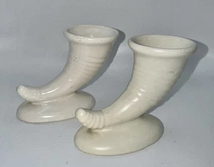 Paar mattweiß/cremeweiß Vintage Pacific Pottery Füllhorn Vase (LESEN) - Bild 1 von 8