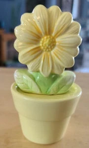 Vintage  Ceramic Potted Sunflower Salt & Pepper Shakers Made In China  - Picture 1 of 7