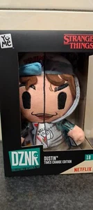 Stranger Things DZNR Plüschtier - Dustin (Times Change Edition) brandneu - Bild 1 von 4