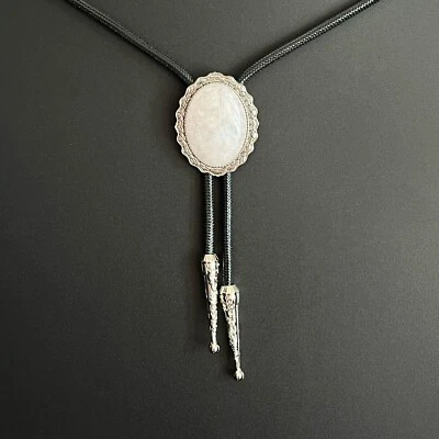 Collar de boda con base de encaje de plata piedra de cristal rosa Bolo lazo cuerda encerada occidental Foto 1 de 4