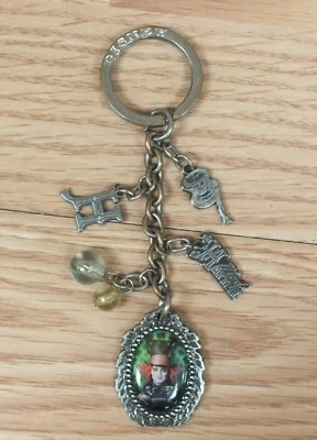 Genuino Disney Tono Plata Alicia en el País de las Maravillas El Sombrerero Loco Dije/Llavero Foto 1 de 4