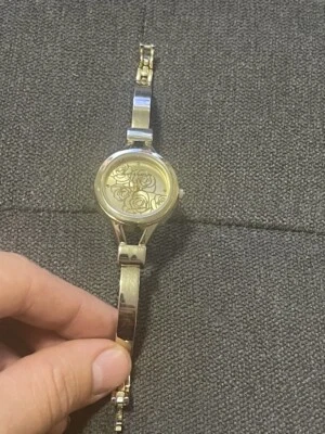 Reloj para mujer Laura Ashley brazalete fino de metal con esfera floral. Foto 1 de 4