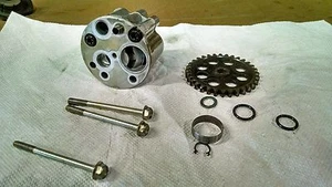 86 Yamaha FJ1200 Oil Pump Assembly with Gears and Bolts #3308 - Picture 1 of 2