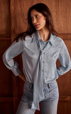 Blusa Cabi Margot Nueva con Etiquetas $119, Talla Pequeña, Estilo Otoño 2025 #4916 AGOTADA Foto 1 de 4