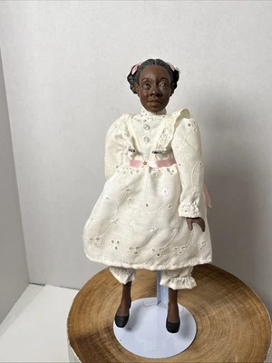 De colección. 1996 Daddy's Long Legs Muñeca Niña Katy Vestido Blanco DL32B 12" Con Caja LEER Foto 1 de 4