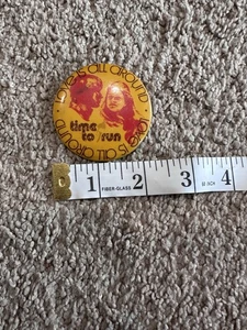 Love Is All Around Time To Run Metal Button Pin Vintage - Picture 1 of 5