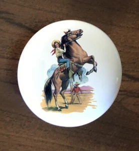 COWGIRL REITEN PFERD WEISS KERAMIK KÜCHENSCHRANK KOMMODE KNAUF DEKOR - Bild 1 von 1