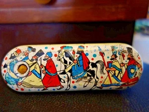 Giocattolo di latta vintage manico legno rumoroso Grager GAMAD גמד Israele Judaica Purim פורים - Foto 1 di 12