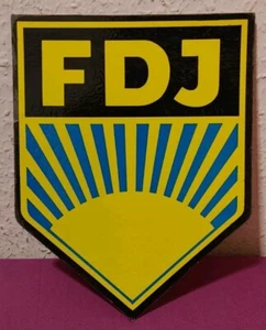 DDR DEVOTIONALIE PAPP SCHILD - FDJ - 18 x 23 cm VINTAGE OSTALGIE PROPAGANDA - Bild 1 von 2