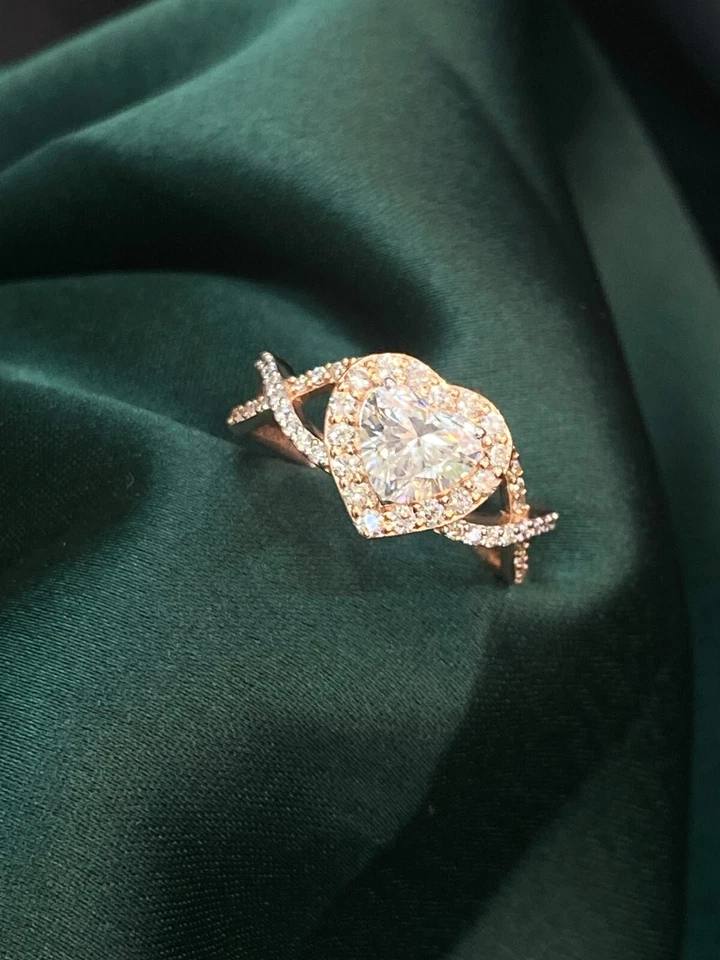 Impresionante anillo de compromiso de diamantes naturales de corte redondo en corazón de 1,52 quilates de oro rosa de 14 quilates Foto 1 de 1