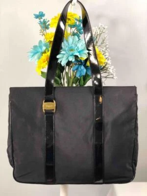 Bolsa tote grande SALVATORE FERRAGAMO lona preta com acabamentos de couro envernizado - Imagem 1 de 4