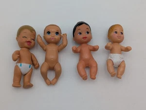 Lote de 4 figuras muñeca bebé Barbie - Imagen 1 de 9
