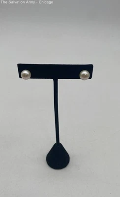 Aretes redondos de perlas cultivadas de agua dulce de oro blanco de 14K Foto 1 de 4