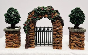 Juego de 3 postes de esquina de piedra Department 56 Village con acebo y arco NUEVO EN CAJA - Imagen 1 de 12