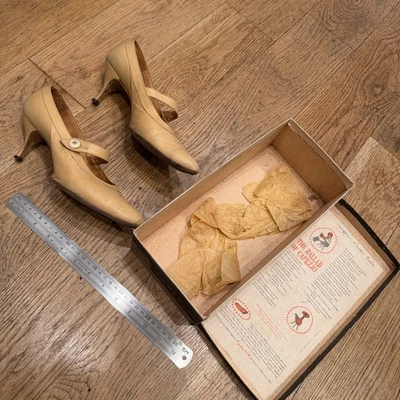 20 世纪 50 年代 Capezio 高跟鞋 带原装盒 – 米色皮革 Mary Janes,复古 — 第 1/4 张图片