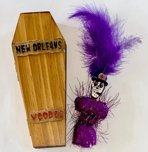 Bambola Voodoo (viola) in bara di legno incernierata New Orleans souvenir Martedì Grasso - Foto 1 di 11