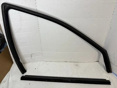 2005 - 2010 JEEP GRAND CHEROKEE OEM RIGHT PASS DOOR WEATHER STRIP SEAL TRIM GC1 - Image 1 of 4