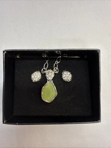 JUEGO DE REGALO COLLAR COLGANTE AVON BELLEZA CRUDA PLATA VERDE ESTRÁS NUEVO EN CAJA - Imagen 1 de 7