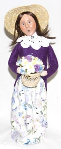 Byers Choice Mujer con Flores Caroler - Envío Prioritario Gratis - Nuevo 2025 - Imagen 1 de 4
