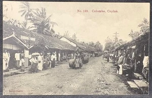 Colombo Ceylon SRI LANKA ~ Menschen auf der Straße Männer rollen große Fässer ~ Postkarte - Bild 1 von 3