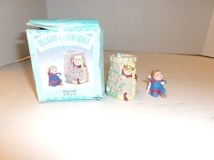 Hallmark Merry Miniatures 1998 una colección de encanto Rapunzel conjunto de 2 piezas - Imagen 1 de 2