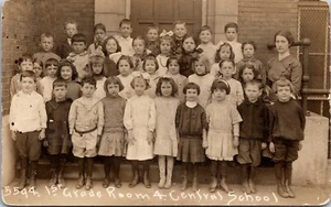 Vintage c1902 RPCC First Grade Class Picture Kinder Kids Fashion - Bild 1 von 2