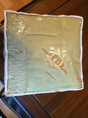 DREAMSACKS 100% silk fleece blanket/throw, 52x70, sage green NEW in packaging - Image 1 of 3