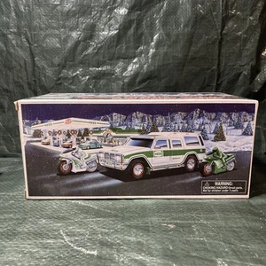 Hess Sport Utility Vehicle und Motorräder Hess Truck 2004 neu im Karton - Bild 1 von 2