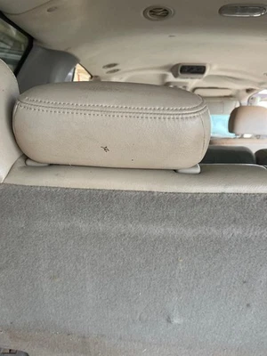 00 01 02 03 04 05 06 GMC YUKON XL 1500 Headrest LHTAN Int 3rd Row Foto 1 de 2