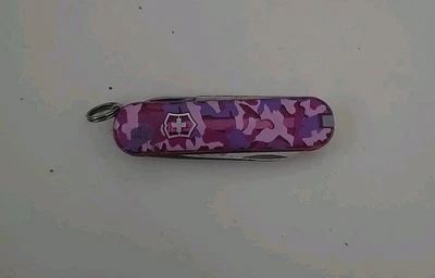 Navaja suiza Victorinox rosa camuflaje translúcido SD clásica 58 mm  Foto 1 de 4