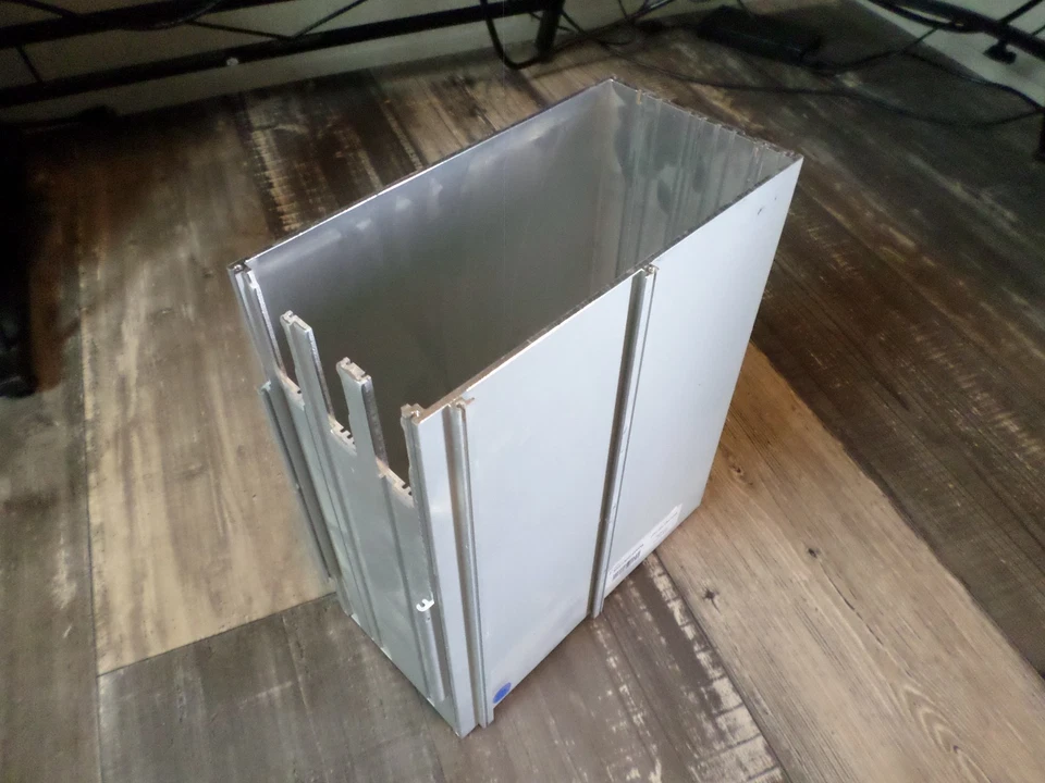 Bitmain Antminer S19J Pro 104TH ASIC Bitcoin Miner (ESTUCHE VACÍO) Foto 1 de 1