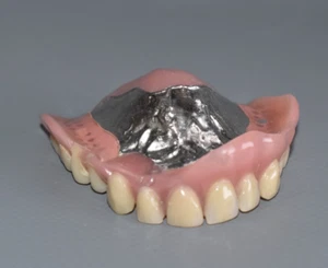 Lehrmodell Zahnprothese Prothese Gebraucht Zahnersatz Oberkiefer Fach #D3 - Picture 1 of 6