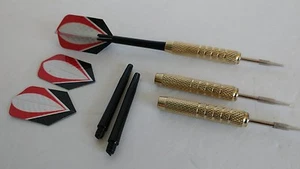 Set di TRE 3 freccette con punta in acciaio design nero e rosso 16 gm punte - Foto 1 di 4