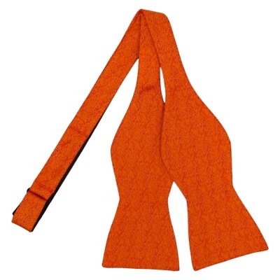 Pajarita ajustable con textura naranja de seda y seda COCKTAIL EXPRESSIONS para hombre Foto 1 de 4