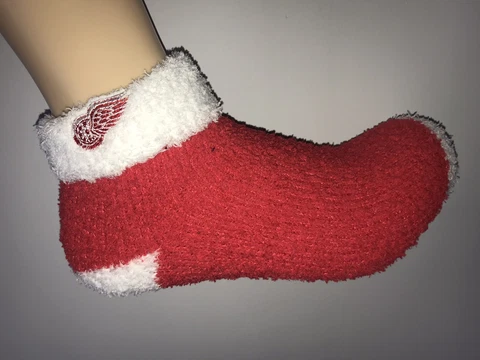 DETROIT RED WINGS NHL HOCKEY JERSEY LOGO WOMENS FOLDED ANKLE FUZZY SOCKS Cover