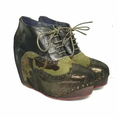 Sapatos Irregular Choice Camuflagem What an Angel Couro Wedge Bootie Novo 7 1/2 - Imagem 1 de 4