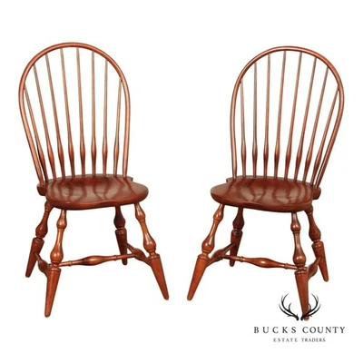 Par de sillas de comedor Windsor de arce Nichols & Stone Foto 1 de 4