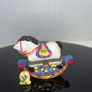 Porzellan aufklappbare Schmuckschatulle Schaukelpferd mit Mini Hufeisen - Bild 1 von 6